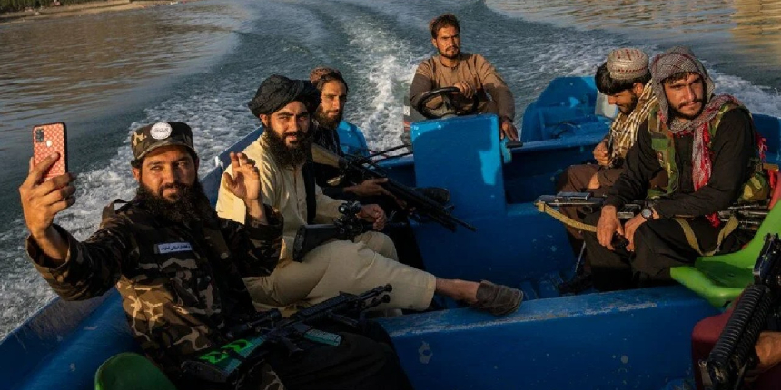Taliban askerlerine uyarı: Selfie çekmeyi bırakın, işinize dönün