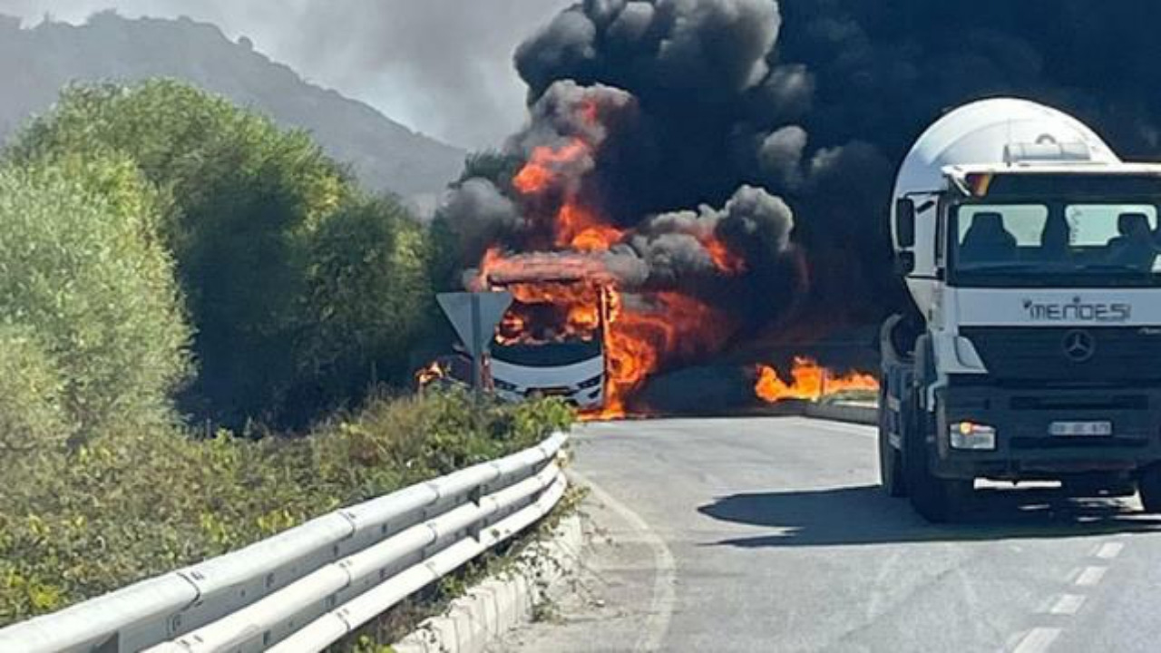 17 kişilik turist kafilesini taşıyan midibüs cayır cayır yandı! İşte olay yeriden görüntüler...
