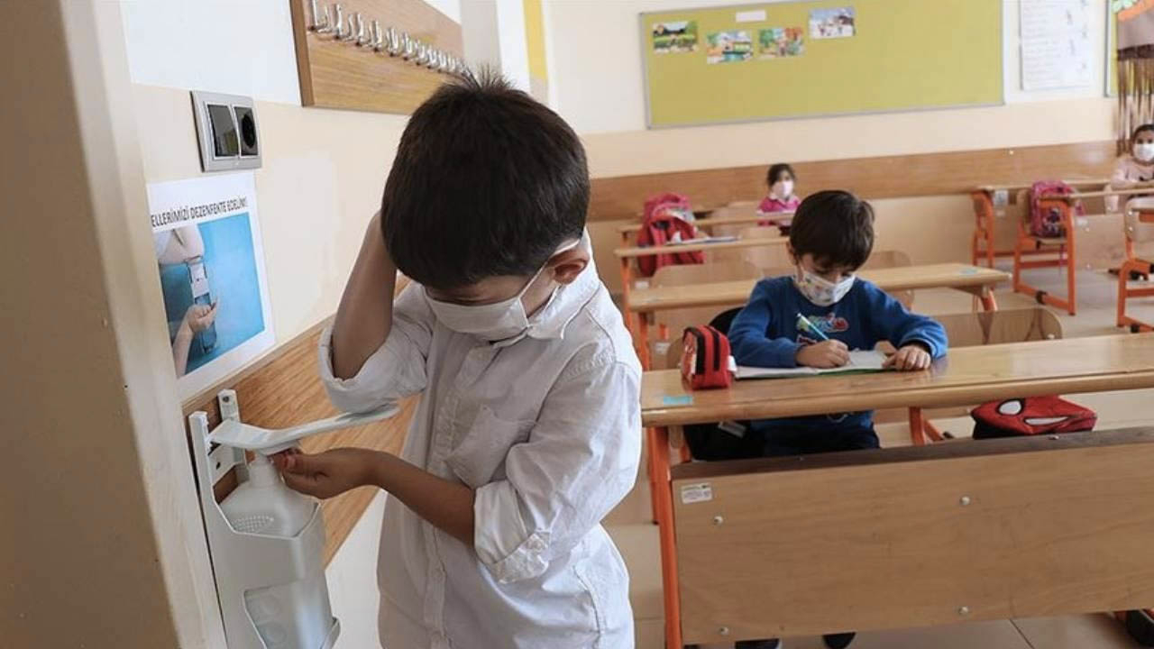 Sağlık Bakanı Koca son durumu açıkladı: Okullar kapanmayacak