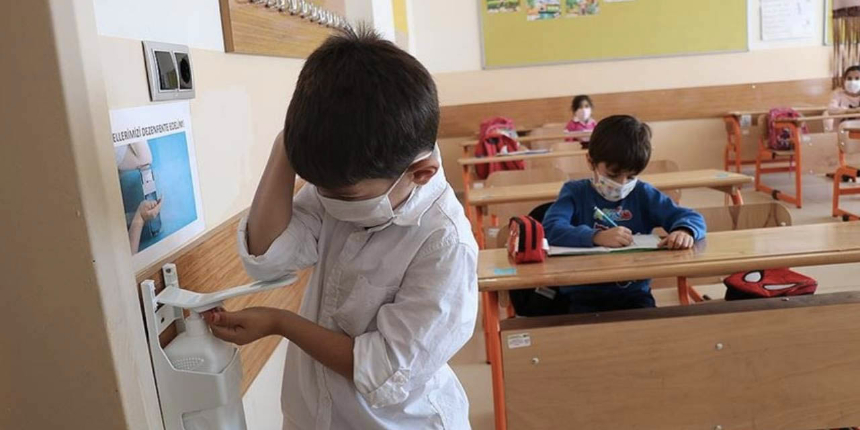 Sağlık Bakanı Koca son durumu açıkladı: Okullar kapanmayacak