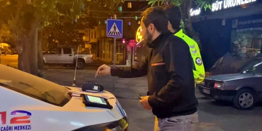 Alkollü sürücü alkolmetreyi POS cihazı sandı!