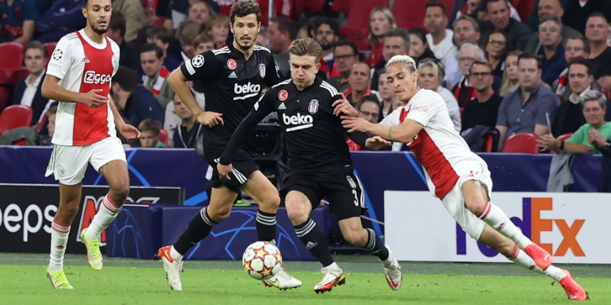 Beşiktaş zorlu Ajax deplasmanında 2-0 yenildi ama taraftarının gururu oldu