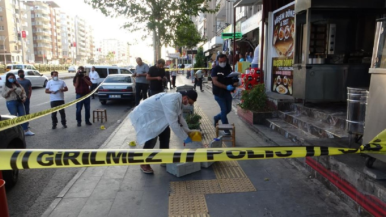 Asansörde tartıştığı komşunu sokakta silahla ağır yaraladı