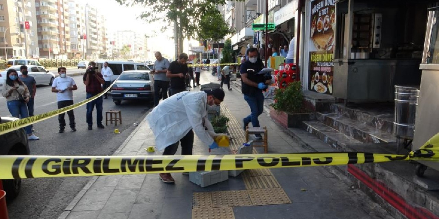 Asansörde tartıştığı komşunu sokakta silahla ağır yaraladı