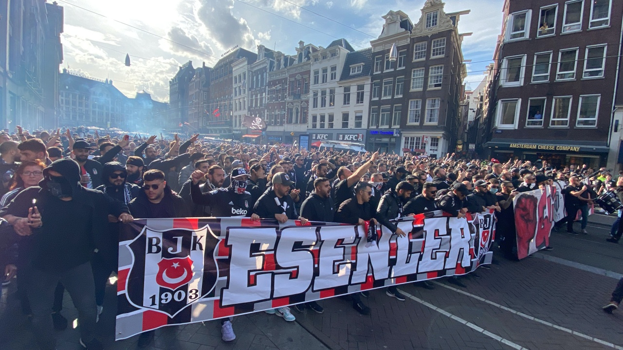 Beşiktaş taraftarı Ajax deplasmanında...