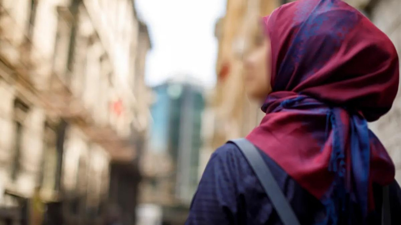 Dünya bu skandalı konuşuyor: Almanya'da bir kadına başörtülü olduğu için oy kullandırılmadı...