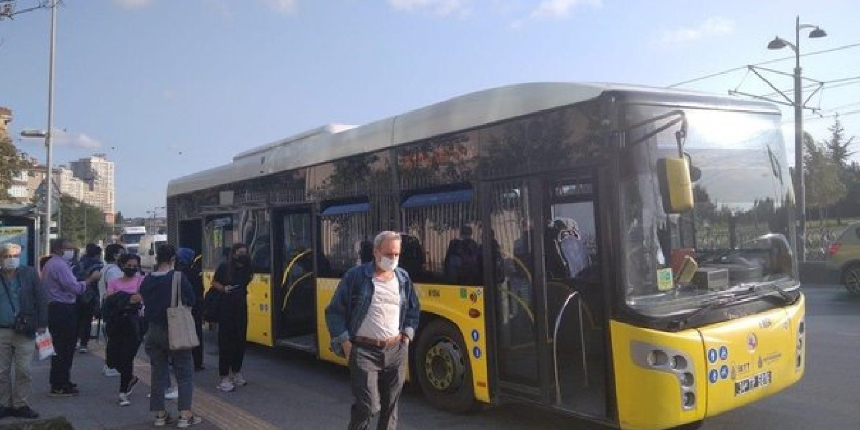 İETT otobüsünün gaz pedalı bozuldu, yolcular yolda kaldı