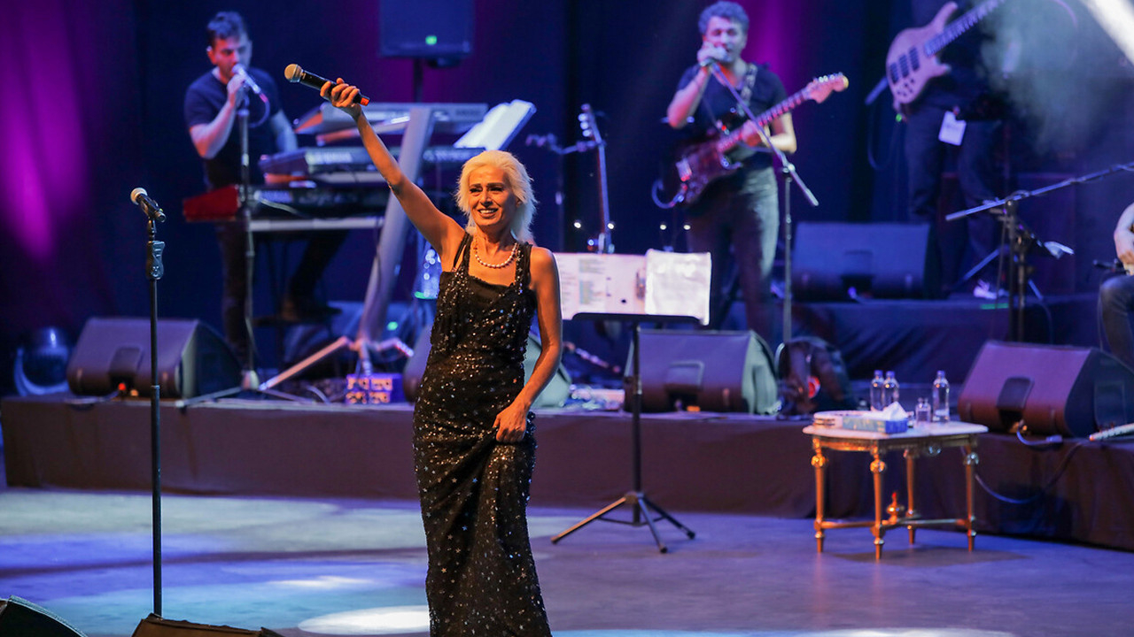 Harbiye'de konser veren Yıldız Tilbe kıyafetinin azizliğine uğradı