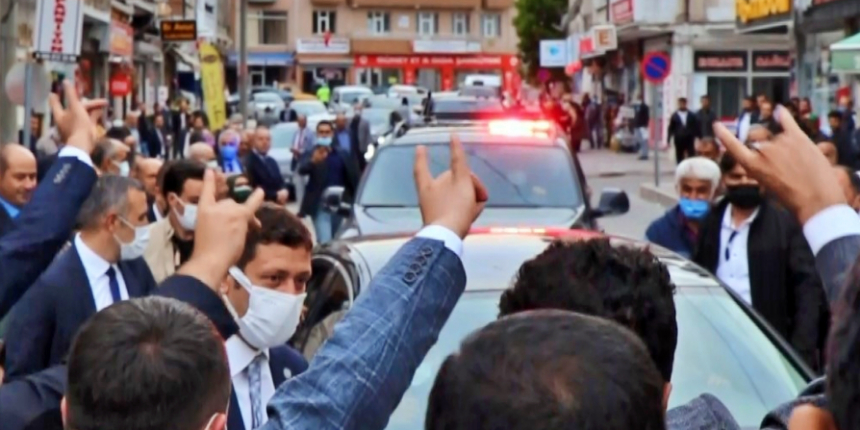 İYİ Parti lideri Akşener'e vatandaştan 'bozkurt işareti' tepkisi!