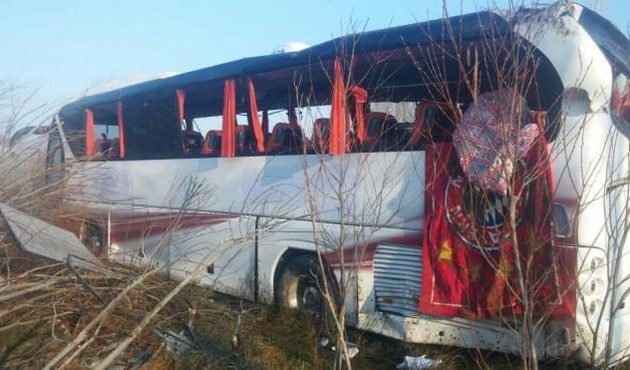 Yolcu otobüsü devrildi! Onlarca yaralı var...