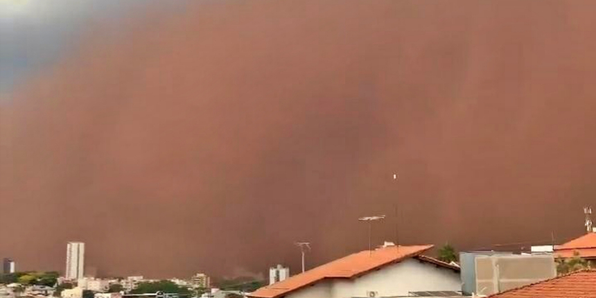 Korku filmlerini aratmayan kum fırtınası dehşet saçtı!