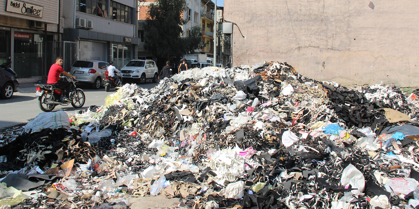 İzmir'de esnaf çöp yığınlarına isyan etti: Çöp kamyonları bir ay gelmiyor
