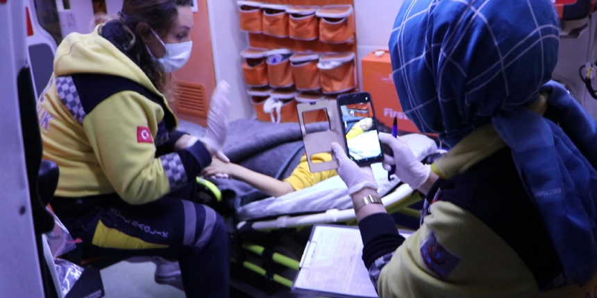 Kazada yaralanan anne çocuğunu görmek istedi, çözüm polisten geldi