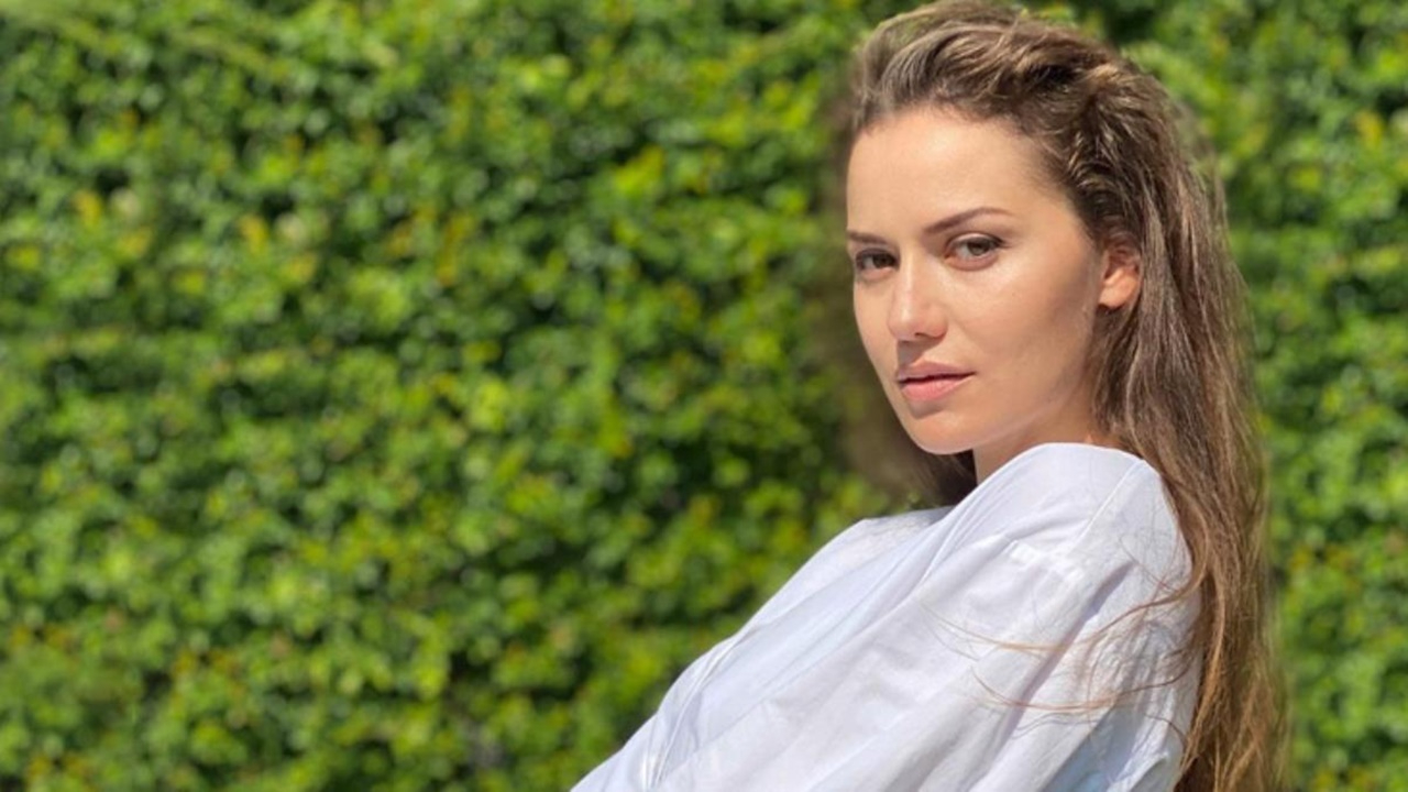 Fahriye Evcen'in ikizi ünlü oyuncunun eşi çıktı! Görenler gözlerine inanamıyor!