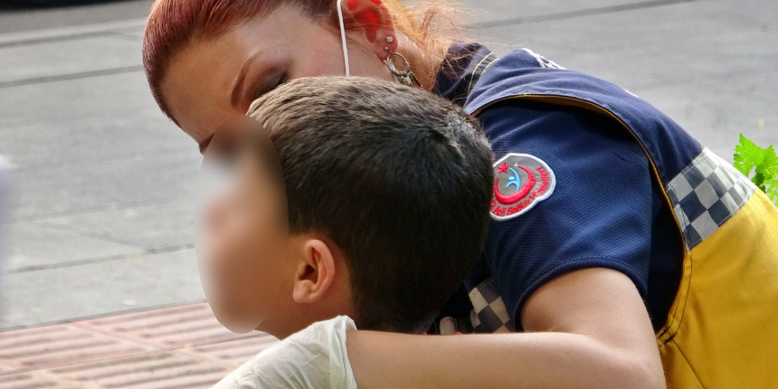 Kendini Türk bayrağına sarıp intihara kalkıştı: Küçük çocuğu izledi!