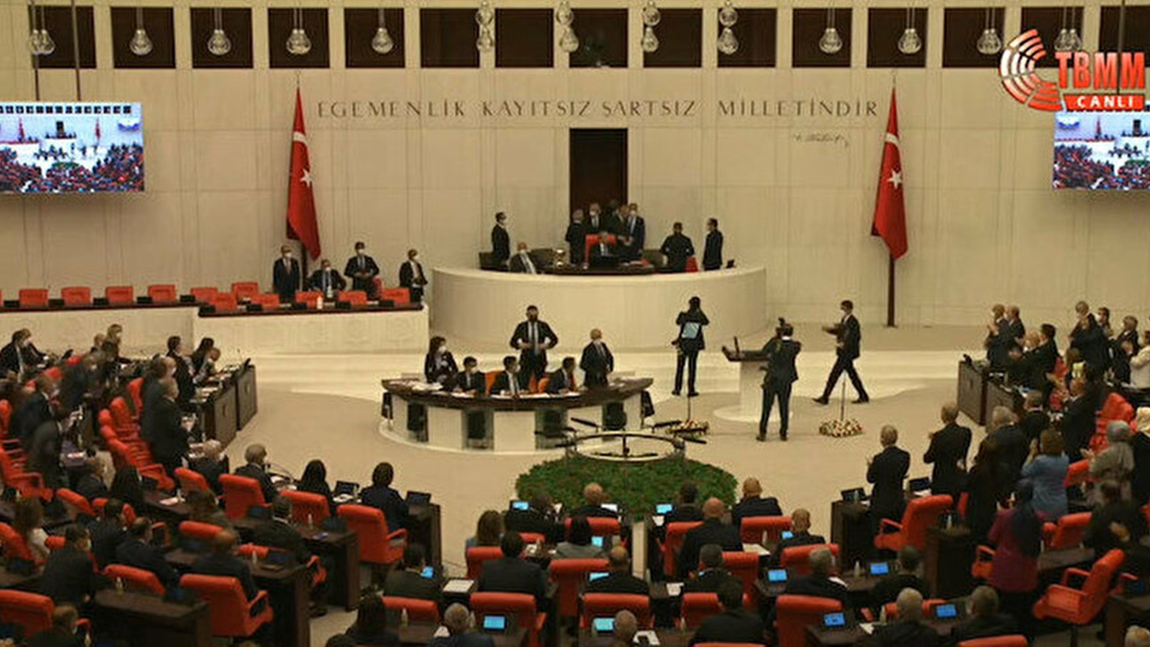 CHP ve HDP milletvekilleri Cumhurbaşkanı geldiğinde ayağa kalkmadı