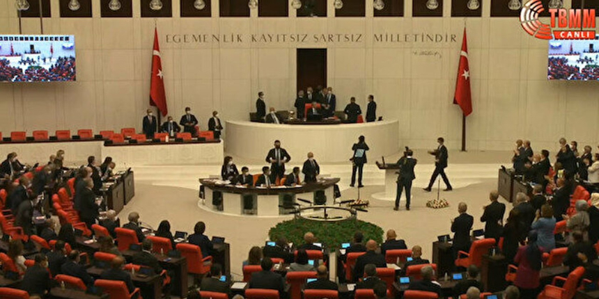 CHP ve HDP milletvekilleri Cumhurbaşkanı geldiğinde ayağa kalkmadı