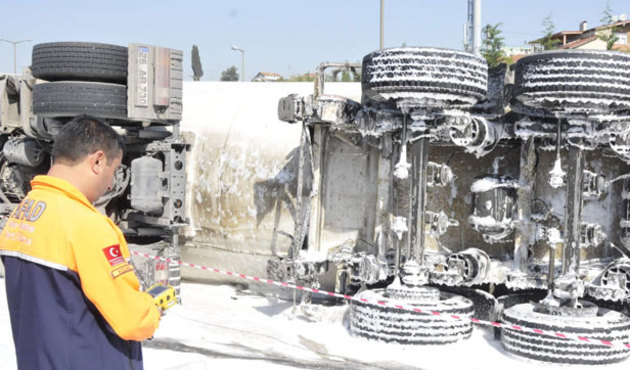 TEM'de alarm! Tanker devrildi, AFAD ölçüm yaptı...
