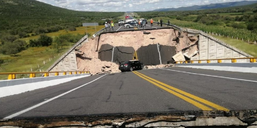 Meksika'da otoyol köprüsü çöktü: 1 ölü, 4 yaralı