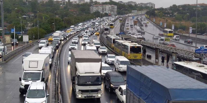 İstanbul'da yağışın etkisiyle trafik durma noktasına geldi!