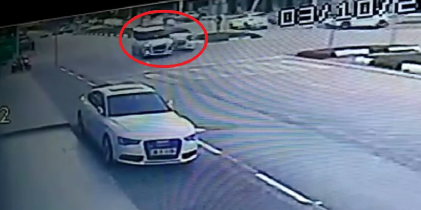 Polis otosu ile otomobil çarpıştı! O anlar kamerada