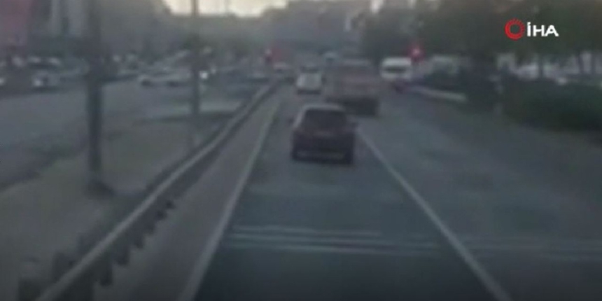 Silivri’de kum kamyonu polisin üzerine devrildi, kaza kameraya yansıdı