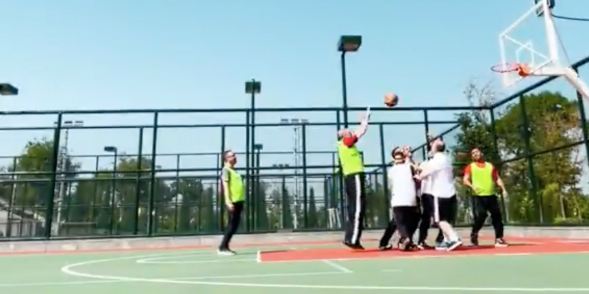 Cumhurbaşkanı Erdoğan "Harekette bereket vardır" dedi, basketbol oynadığı anları paylaştı