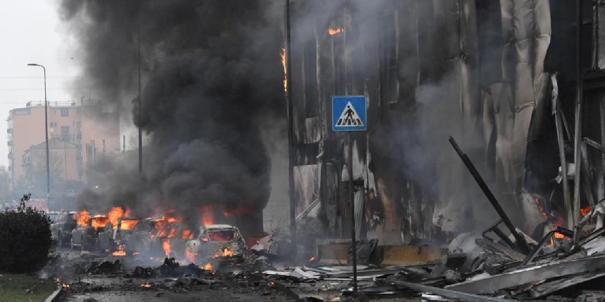 İtalya'da 2 katlı evin üstüne uçak düştü: 8 ölü