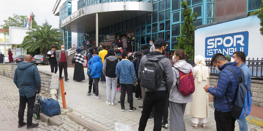İstanbul'da yaşayanların yeni çilesi... Yüzlerce vatandaş saatlerce sırada bekledi