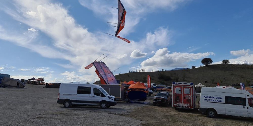 Off-Road yarışları sırasında oluşan hortum çadırları uçurdu