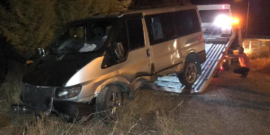 Kontrolden çıkan minibüs bahçeye daldı: 5 yaralı
