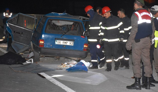 Kırıkkale'de otomobil bariyerlere çarptı: 3 ölü, 1 yaralı