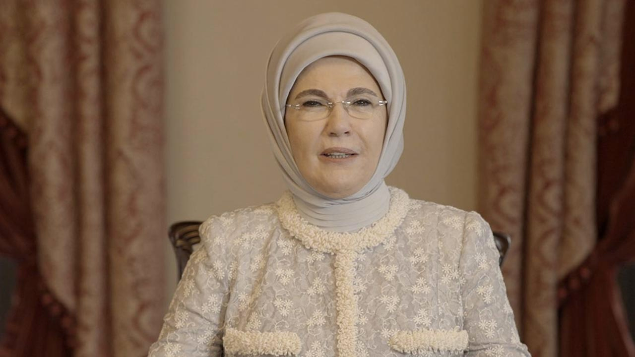 Z- kuşağı bu kez Emine Erdoğan'a "mango" ile saldırıyor