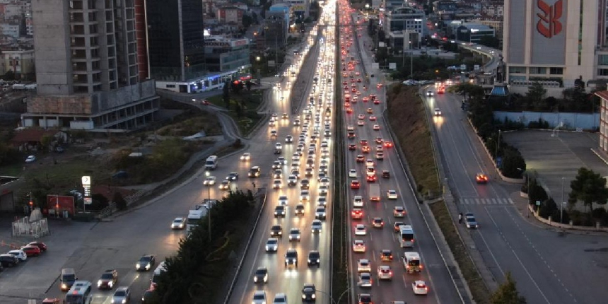 Güneşi gören İstanbullu sokağa çıktı, eve dönüşte trafik yüzde 60’ı buldu