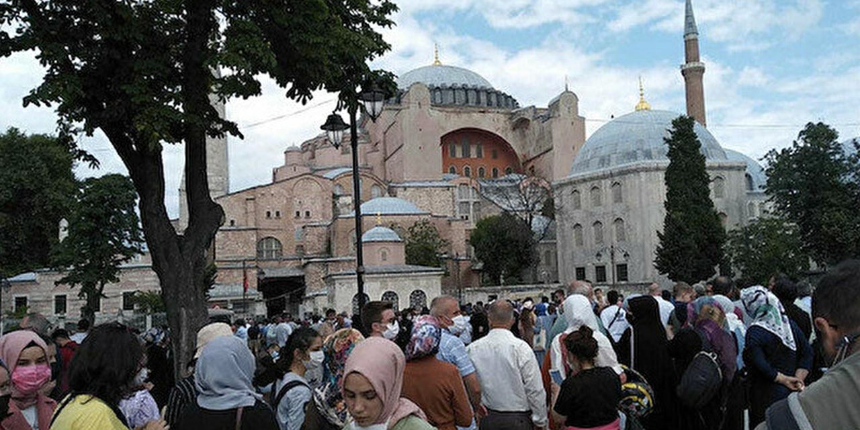 Ayasofya, ibadete açılmasından bu yana ziyaretçi akınına uğruyor: 3,5 milyonu geçti
