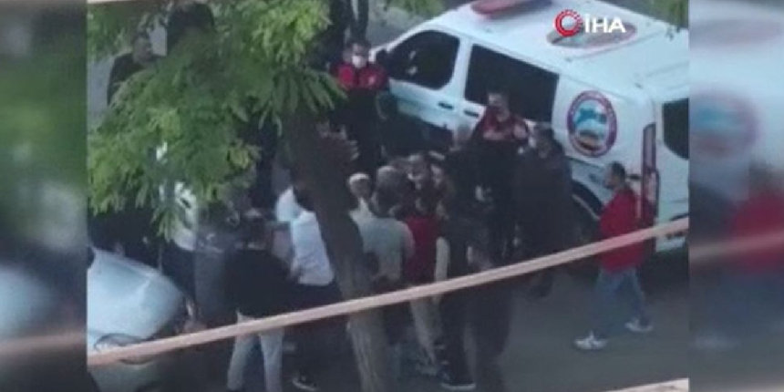 Sokak ortasında kalbinden bıçaklayıp öldürdü!