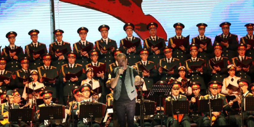 Hayali gerçek oldu! Haluk Levent, Rus Kızılordu Korosu ile konser verdi!