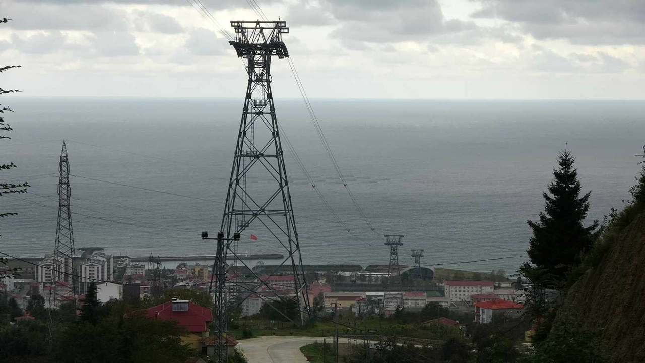 100 milyon lira harcanarak hizmete açılan  teleferik çürümeye terk edildi!