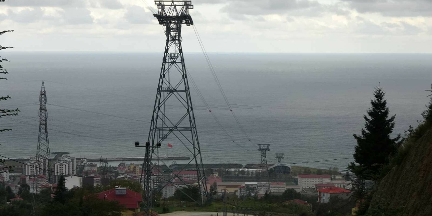 100 milyon lira harcanarak hizmete açılan  teleferik çürümeye terk edildi!
