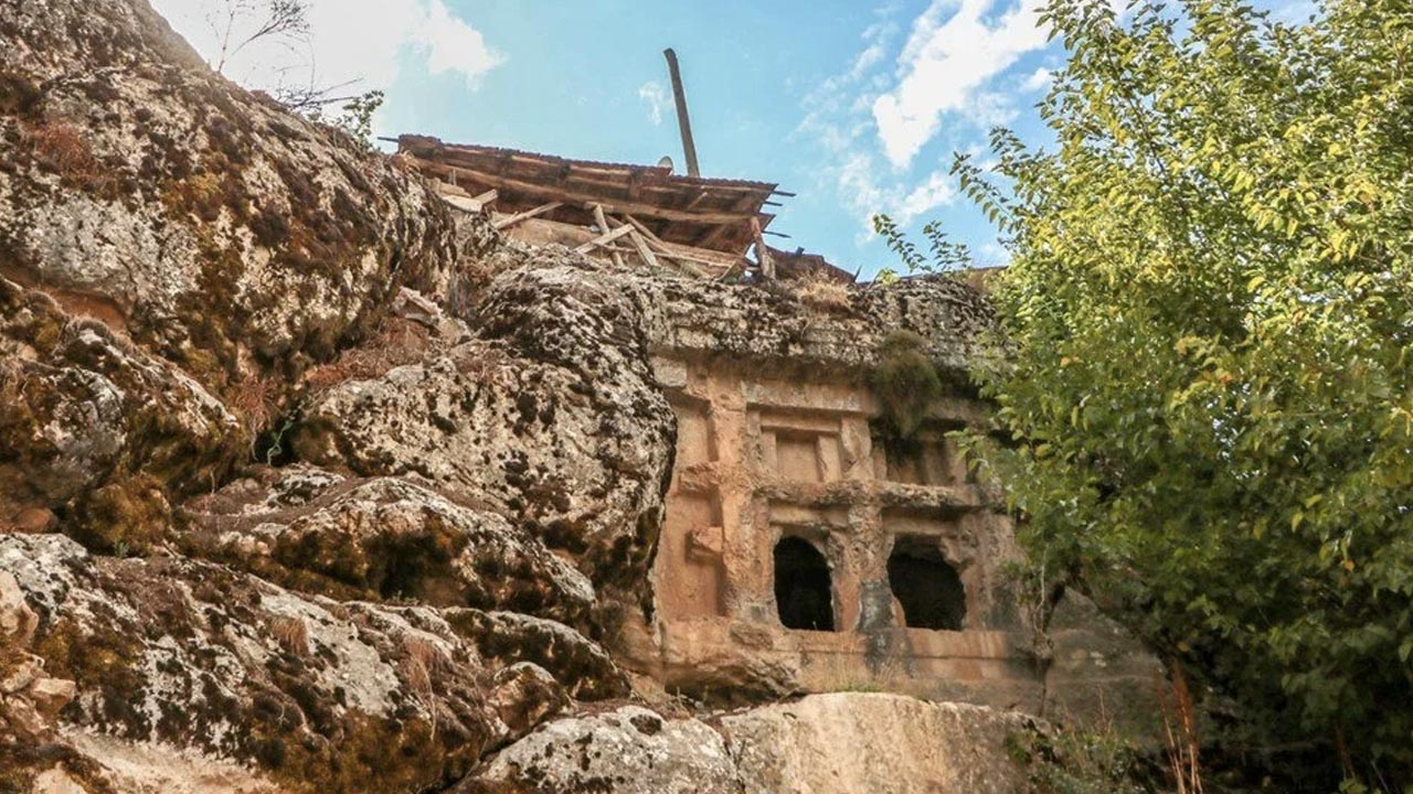 Define hırsıyla tarihi eserleri tahrip ediyorlar: 2 bin 500 yıllık mezarı dinamitle patlattılar