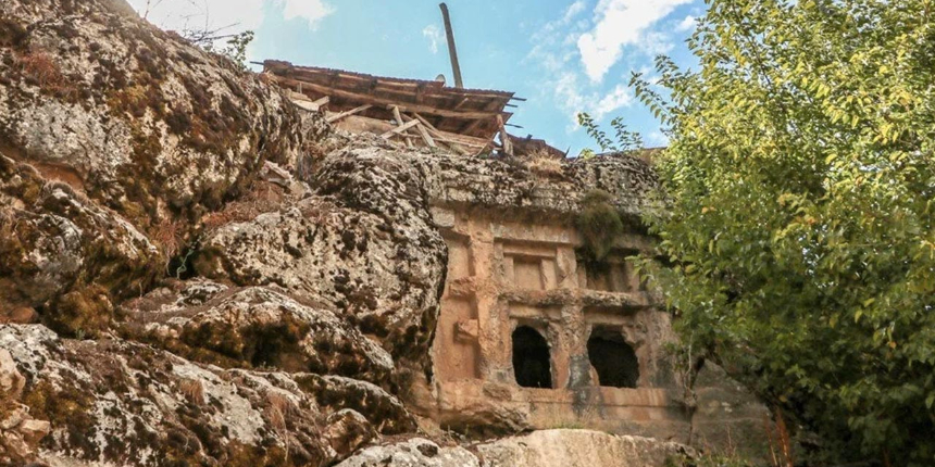 Define hırsıyla tarihi eserleri tahrip ediyorlar: 2 bin 500 yıllık mezarı dinamitle patlattılar