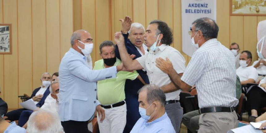 HDP'li meclis üyesi, belediye başkanının üzerine yürüdü!