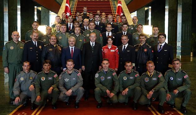 Cumhurbaşkanı Erdoğan Türk Yıldızları ile buluştu!..