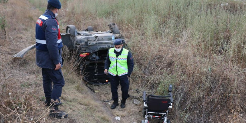 TEM’de bariyerleri parçalayan otomobil şarampole devrildi: 5 yaralı