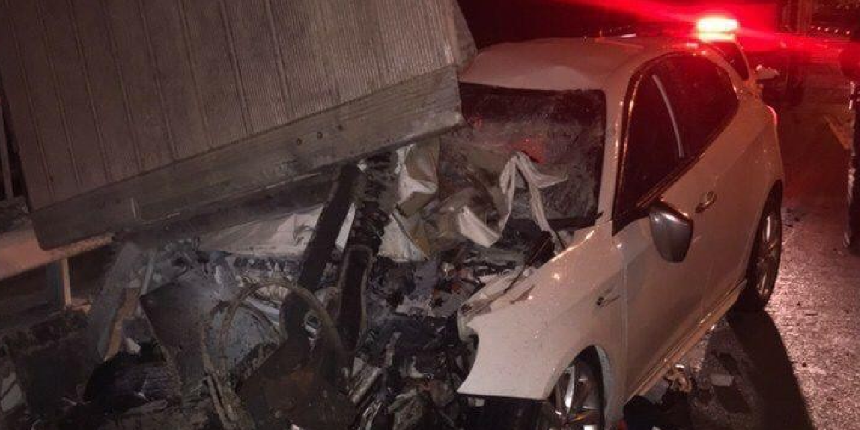 Rize'de feci kaza! Kamyon lifti koptu, arkadan gelen otomobilin üzerine düştü