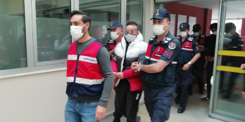 10 bıçak darbesiyle öldürmüşlerdi! 3'ü de tutuklandı