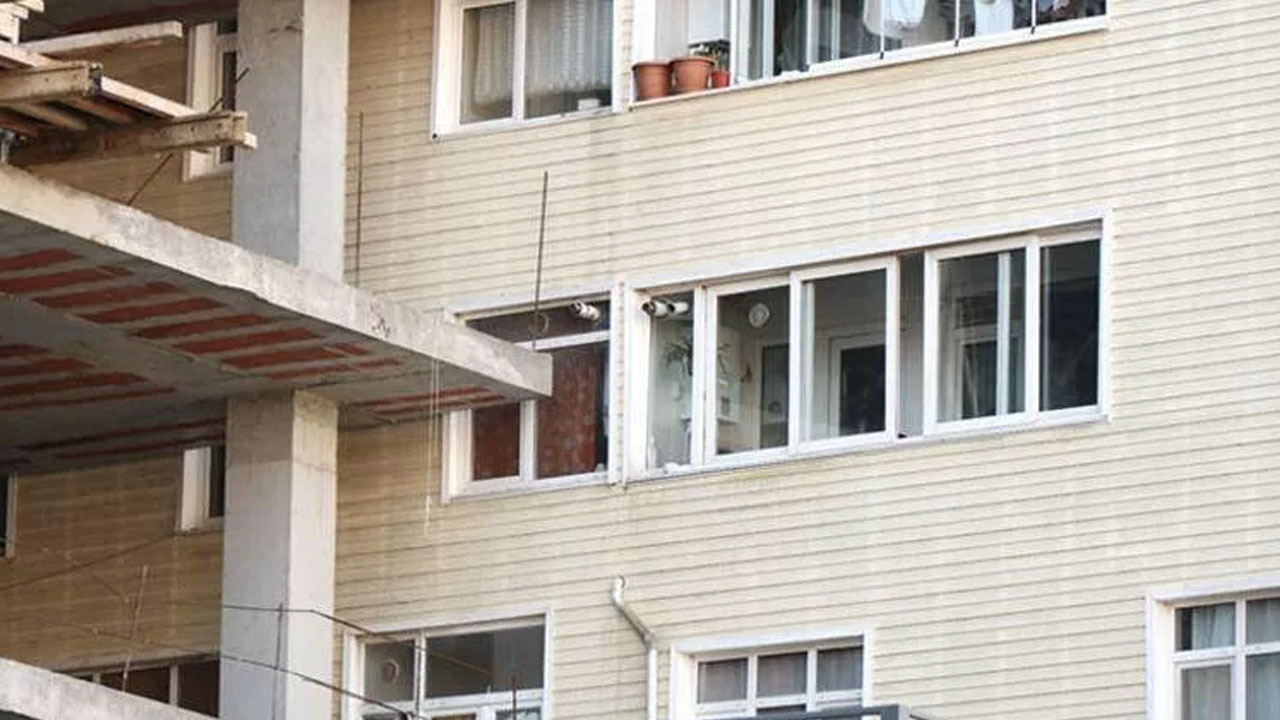 Böyle inşaat görülmedi: Yeni bina yanındaki apartmana yapıştı