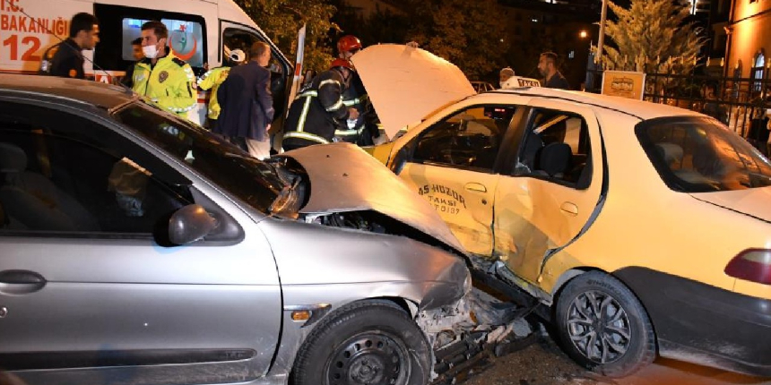 Ticari taksi ile otomobil çarpıştı: 3 yaralı
