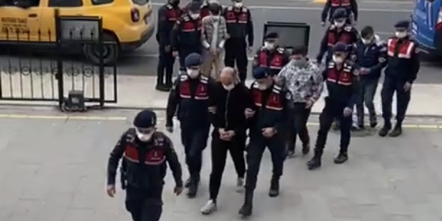 Öğrencileri zehirleyeceklerdi! Okulların önünde uyuşturucu satan 2 kişi tutuklandı