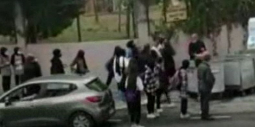 Okuldan çıkan kız öğrenciler birbirine girdi! O anlar kamerada...